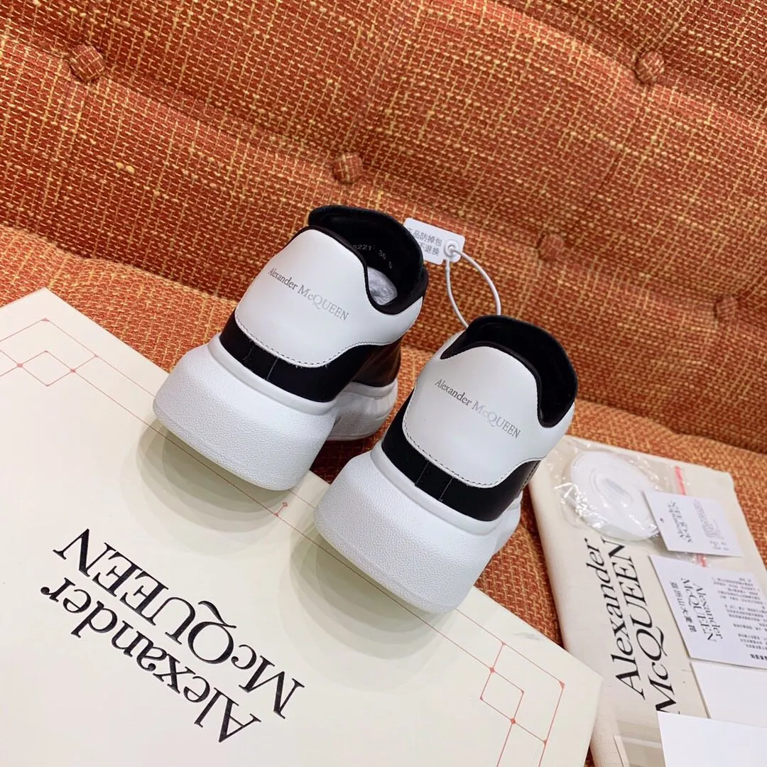 👟👟Ex-factory price 480👟👟 Men's size +10 High-quality upgraded version🔥Real shot of Alexander McQUEEN (McQueen)🎉The highest quality silk cowhide version on the market🎊, imported water-dyed sheepskin inside, counter 1:1 replica, star style T stage catwalk, a must-have for fashionistas , the original high-temperature and ultra-clear air compressor logo on the foot, absolutely counter-matched version, the arc of the back bag is truly genuine 0⃣️ difference, using an exclusive privately molded double-layer vacuum outsole, which is light on the foot and has excellent rebound! Running🏃✈️The first choice item for outdoor sports💅💅Trend and fashion coexist📣 Women’s style: 35-39, Men’s style: 39-44